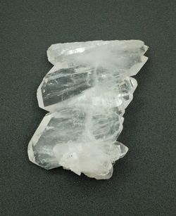 Cuarzo "faden" en agrupación de cristales