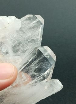 Cuarzo "faden" en agrupación de cristales