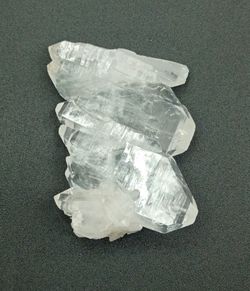 Cuarzo "faden" en agrupación de cristales