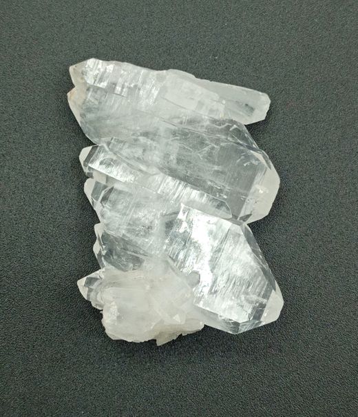 Cuarzo "faden" en agrupación de cristales