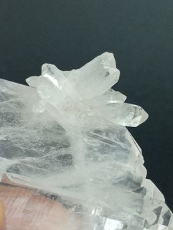 Cuarzo "faden" en agrupación de cristales