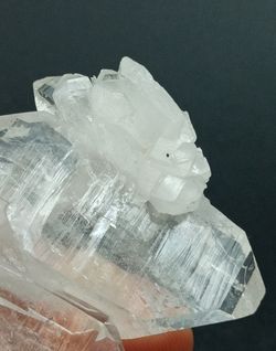 Cuarzo "faden" en agrupación de cristales