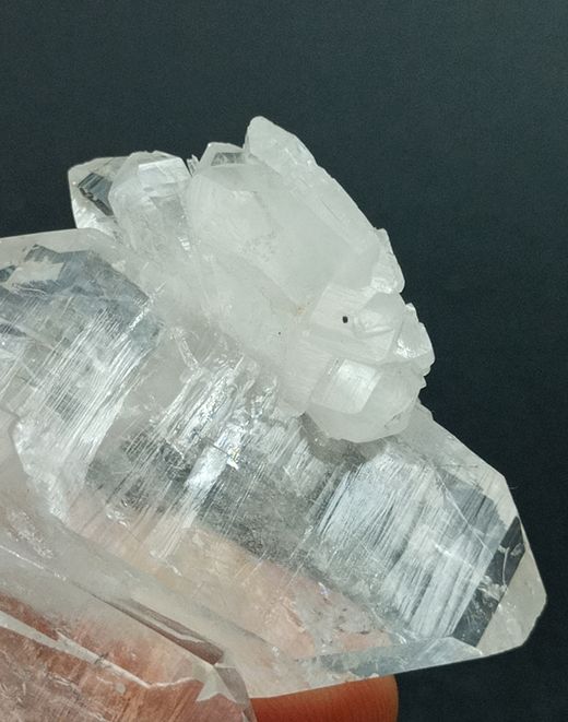 Cuarzo "faden" en agrupación de cristales