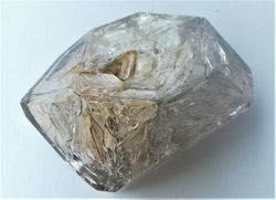 Cuarzo Ventana (Elestial) cristal con ligero desplazamiento laterial.
