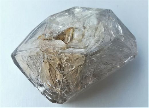 Cuarzo Ventana (Elestial) cristal con ligero desplazamiento laterial.