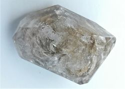 Cuarzo Ventana (Elestial) cristal con ligero desplazamiento laterial.
