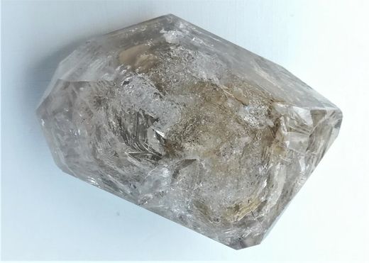 Cuarzo Ventana (Elestial) cristal con ligero desplazamiento laterial.