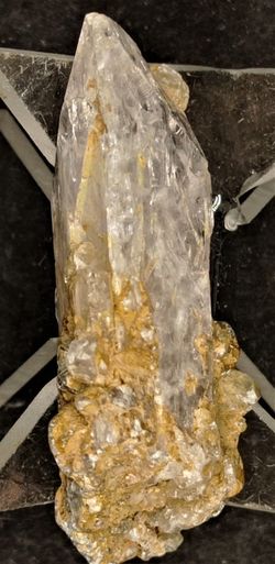 Danburita cristal individual con calcita.