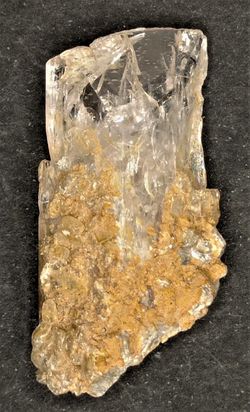 Danburita cristal individual con calcita.
