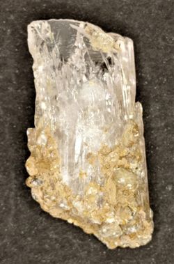 Danburita cristal individual con calcita.