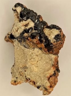 Descloizita  sobre Calcita