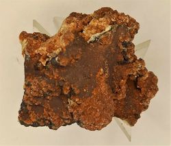 Descloizita  sobre Calcita
