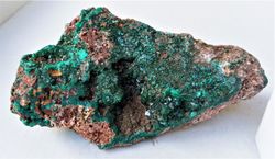 Dioptasa cristales sobre matriz