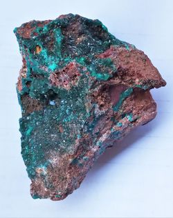 Dioptasa cristales sobre matriz