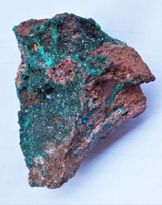 Dioptasa cristales sobre matriz