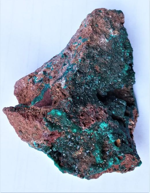 Dioptasa cristales sobre matriz