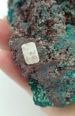 Dioptasa masa compacta con cristales color verde intenso