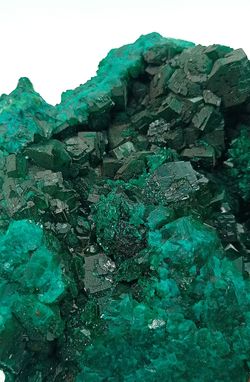 Dioptasa masa compacta con cristales color verde intenso