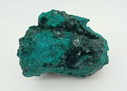 Dioptasa masa compacta con cristales color verde intenso