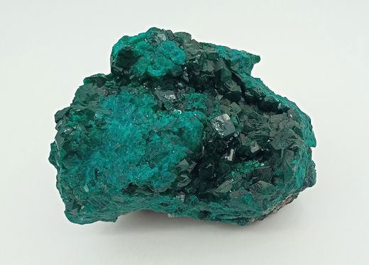 Dioptasa masa compacta con cristales color verde intenso