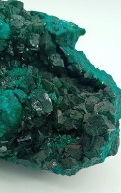 Dioptasa masa compacta con cristales color verde intenso