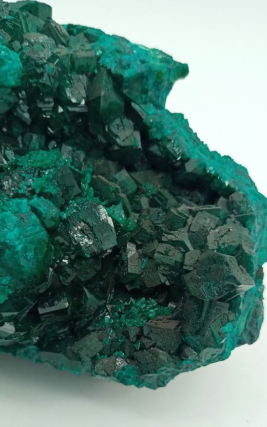Dioptasa masa compacta con cristales color verde intenso