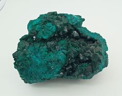 Dioptasa masa compacta con cristales color verde intenso
