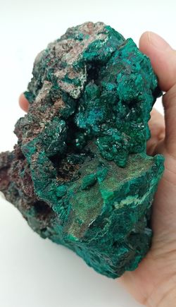 Dioptasa masa compacta con cristales color verde intenso