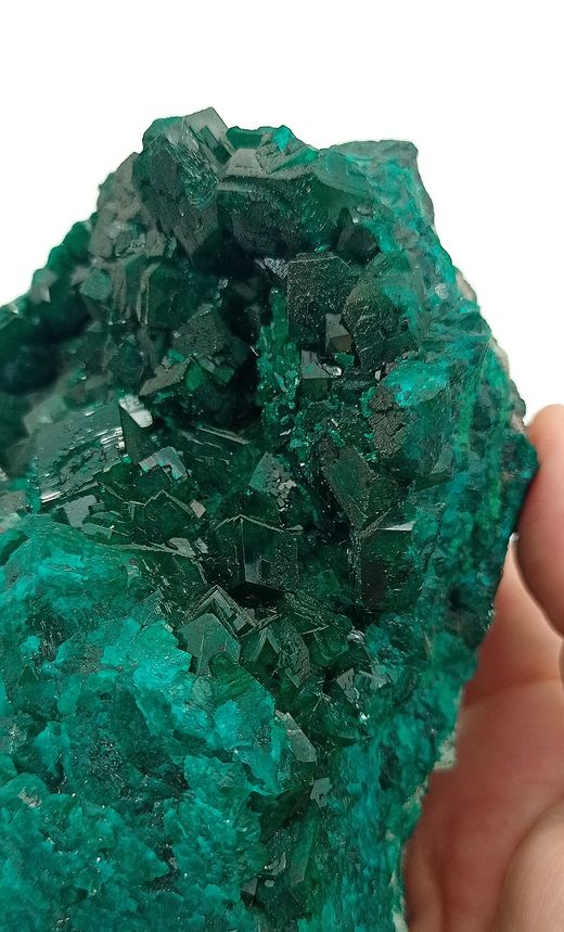 Dioptasa masa compacta con cristales color verde intenso