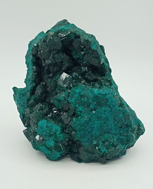 Dioptasa masa compacta con cristales color verde intenso