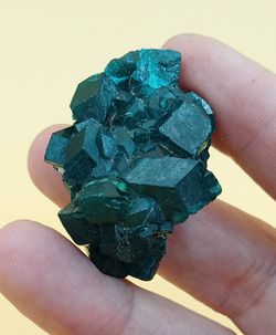 Dioptasa cristales sobre matriz