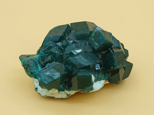 Dioptasa cristales sobre matriz