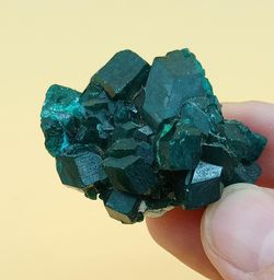 Dioptasa cristales sobre matriz