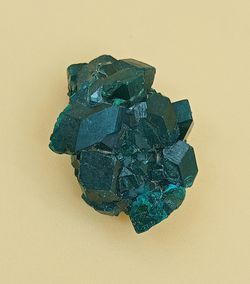 Dioptasa cristales sobre matriz