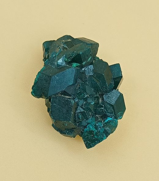 Dioptasa cristales sobre matriz