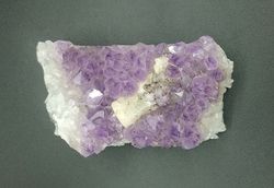 Drusa de Amatista con cristal de Calcita