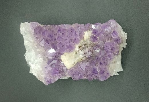 Drusa de Amatista con cristal de Calcita