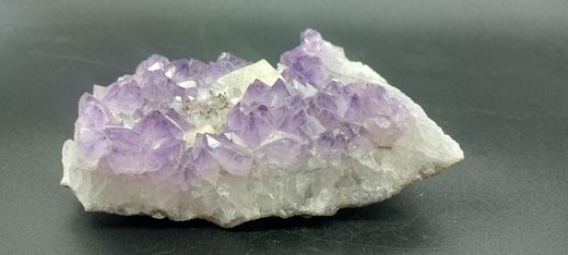 Drusa de Amatista con cristal de Calcita