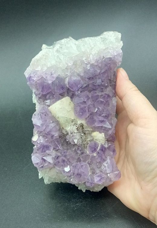 Drusa de Amatista con cristal de Calcita