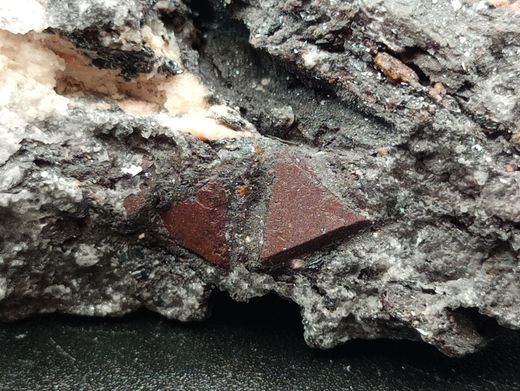 Ejemplar de Zunyita en Hematites