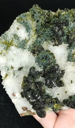 Epidota con Cuarzo sobre matriz