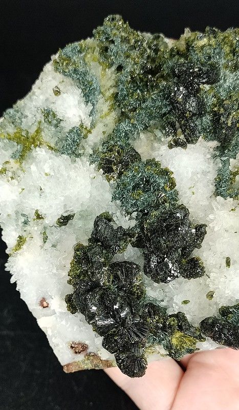 Epidota con Cuarzo sobre matriz