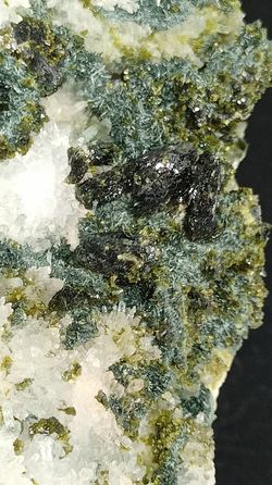 Epidota con Cuarzo sobre matriz