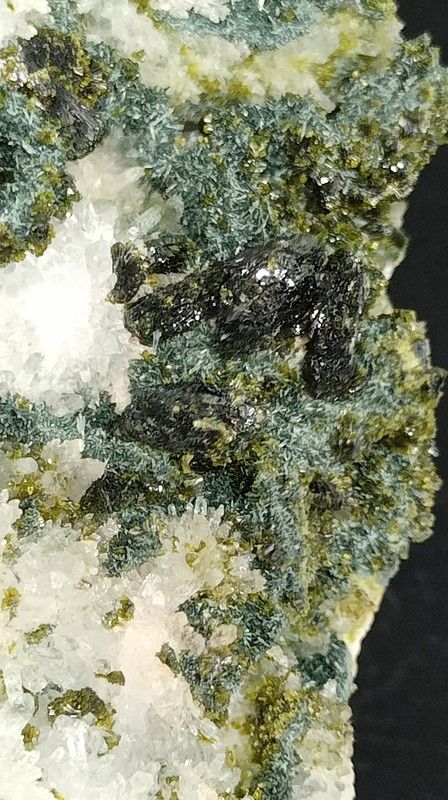 Epidota con Cuarzo sobre matriz