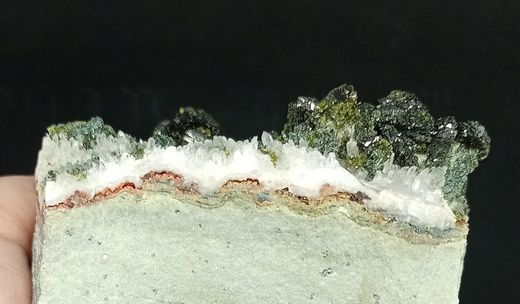 Epidota con Cuarzo sobre matriz