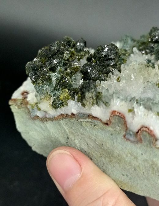 Epidota con Cuarzo sobre matriz