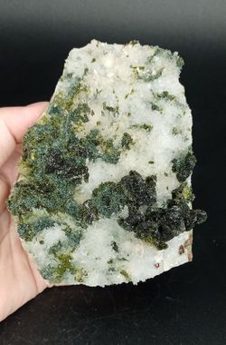 Epidota con Cuarzo sobre matriz