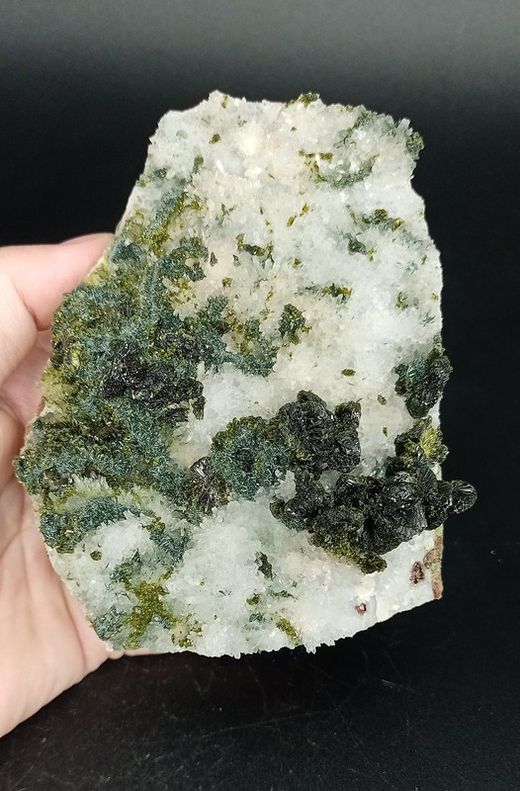 Epidota con Cuarzo sobre matriz