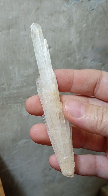 Escolecita cristales color blanco lechoso Ref.1