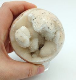 Esfera de Calcita con drusa de cristales